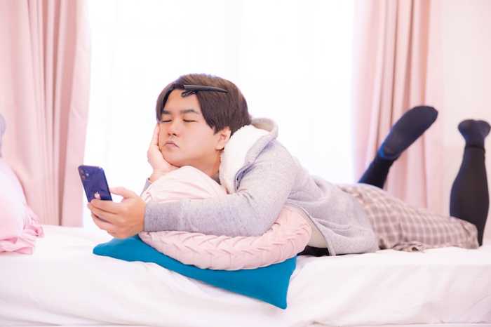 05 phone tapping male