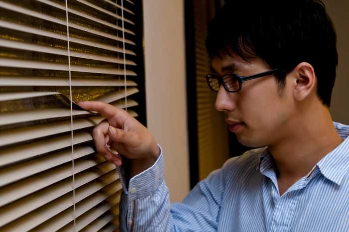 崖の底で根が生え始める33歳の童貞に進行する『2つのイメージ画像