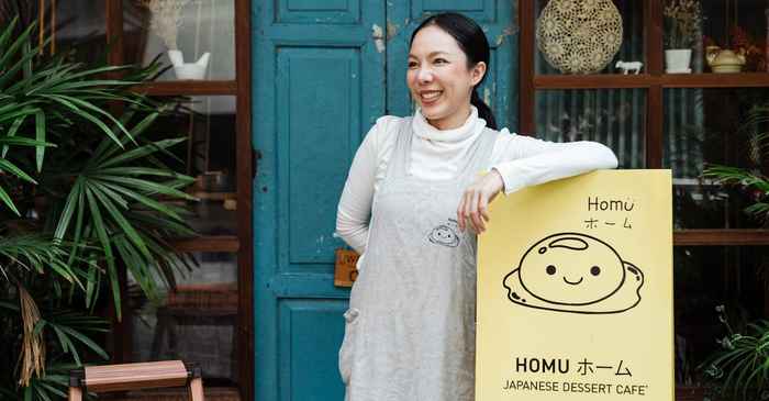 japanese woman smartphone cafe smile