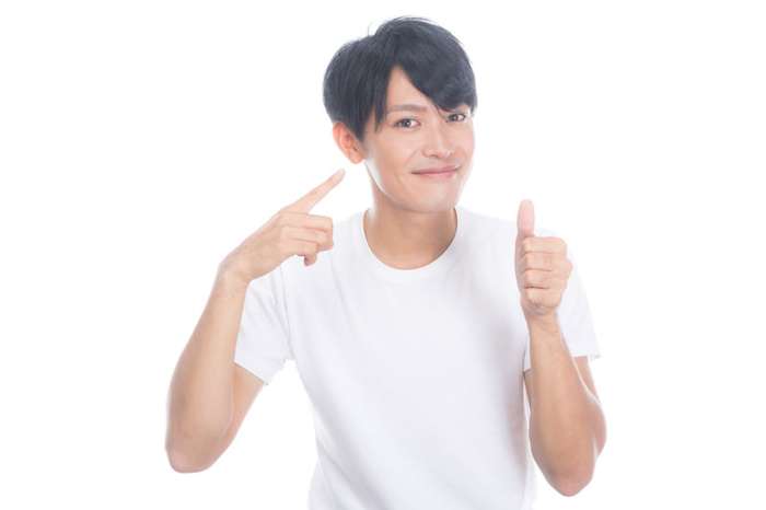 童貞卒業後に変化を感じて笑顔の男性