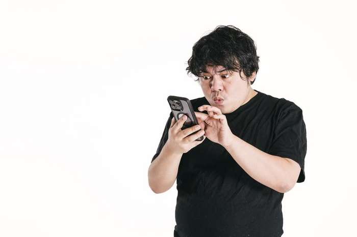 マッチングアプリの課金について考える男性