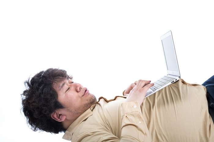 童貞卒業のために出会い系を検討する男性