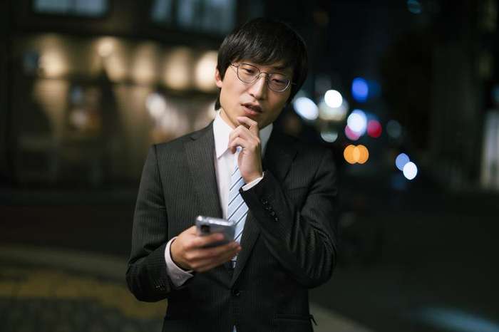 風俗で童貞卒業するか悩みながら夜の街を歩く男性