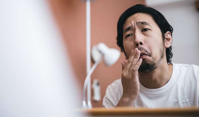 童貞卒業のためにプロフィール写真を撮る男性