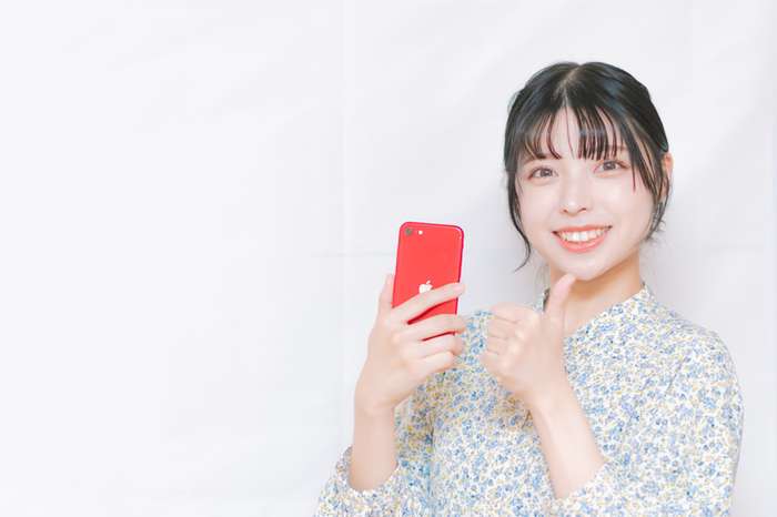 童貞卒業のためにプロフィール文を考える男性