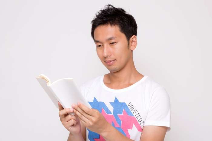 童貞卒業前に性病や避妊について学ぶ男性
