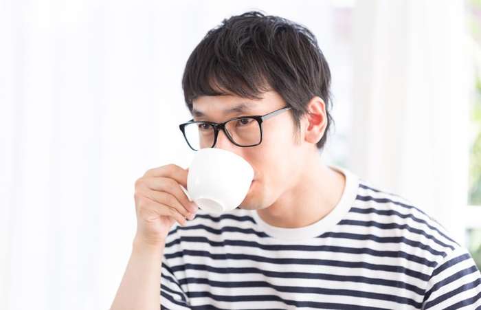 童貞卒業の体験談を語るカフェの男性